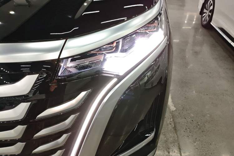 Used Denza D9 2025 DM-i Intelligent Drive 1020 Four-Wheel Drive Flagship Model
