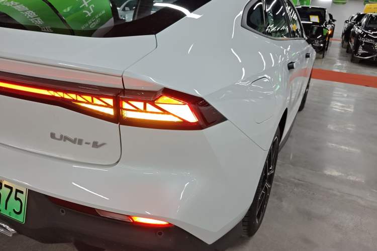 Used Changan UNI-V iDD 2024 Blue Whale Smart Electric iDD 136km ZhiKu Model
