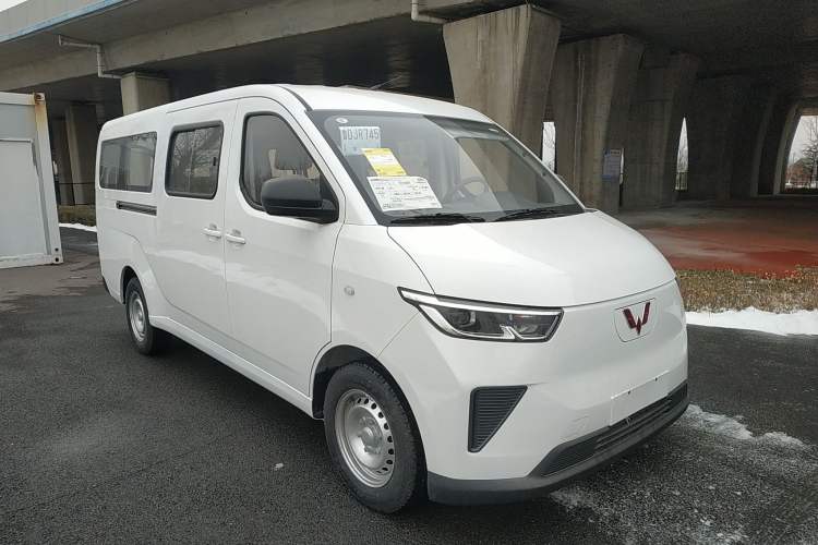Used Wuling Yangguang 2024 300KM Comfort Version Passenger Van 75kW