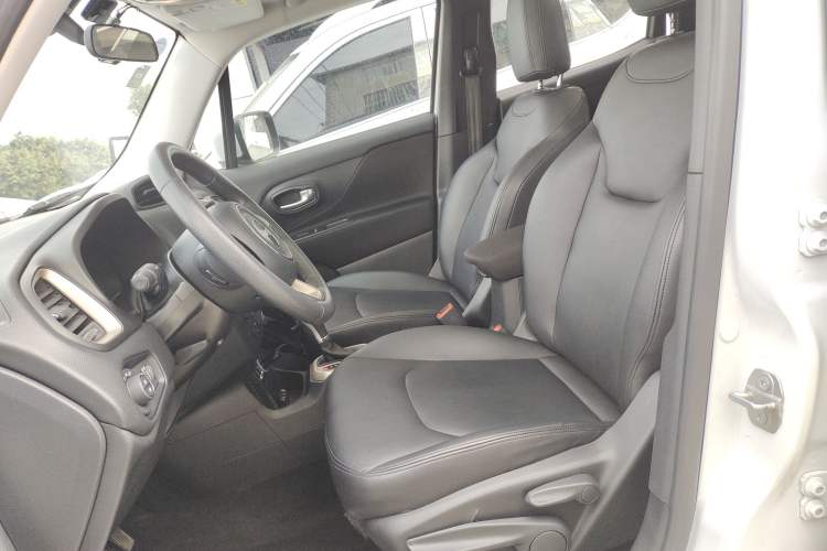 Used  Renegade 2018 Connected Large Screen Version 180T Automatic High-Energy Edition