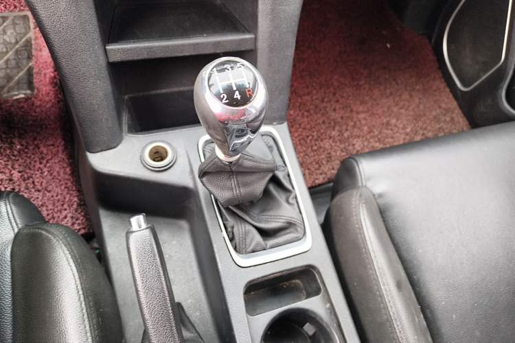 Used JMC Yuhu 7 2017 2.4T Classic Edition Diesel Two-Wheel Drive Luxury Version JX4D24A5L
