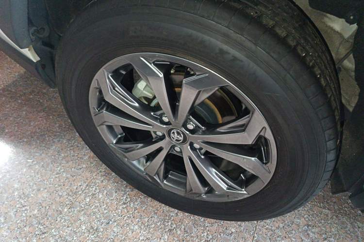 Used Toyota RAV4 2023 2.0L CVT Two-Wheel Drive 20th Anniversary Platinum Edition
