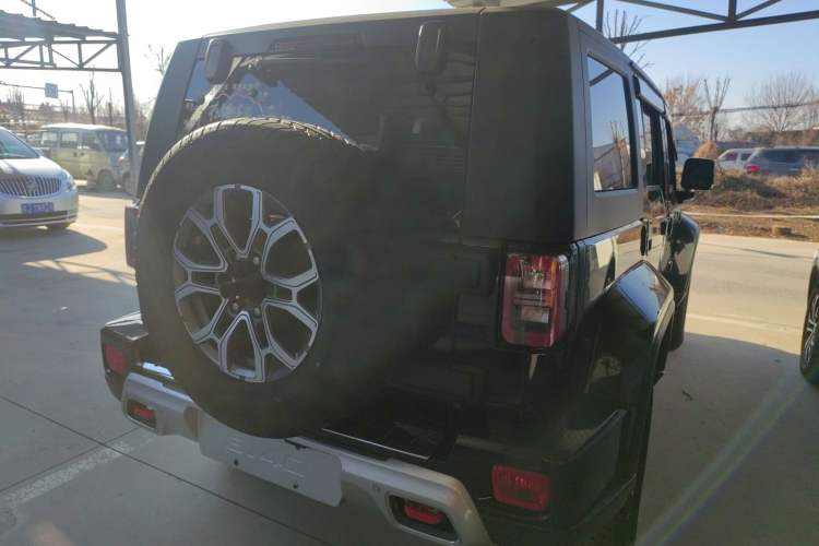 Used  BJ40 2023 2.0T Automatic Four-Wheel Drive Urban Hunter Edition Chivalrous Type
