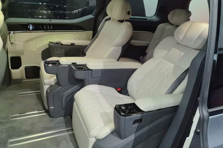 Used Zeekr 009 2024 Six-Seat Executive Version 4WD 108 kWh
