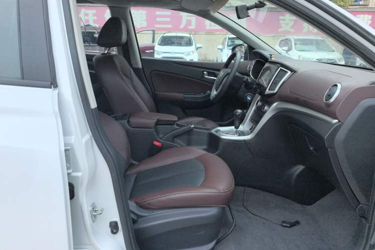 Used Venucia T70X 2015 2.0L CVT SmartFun Sport Edition