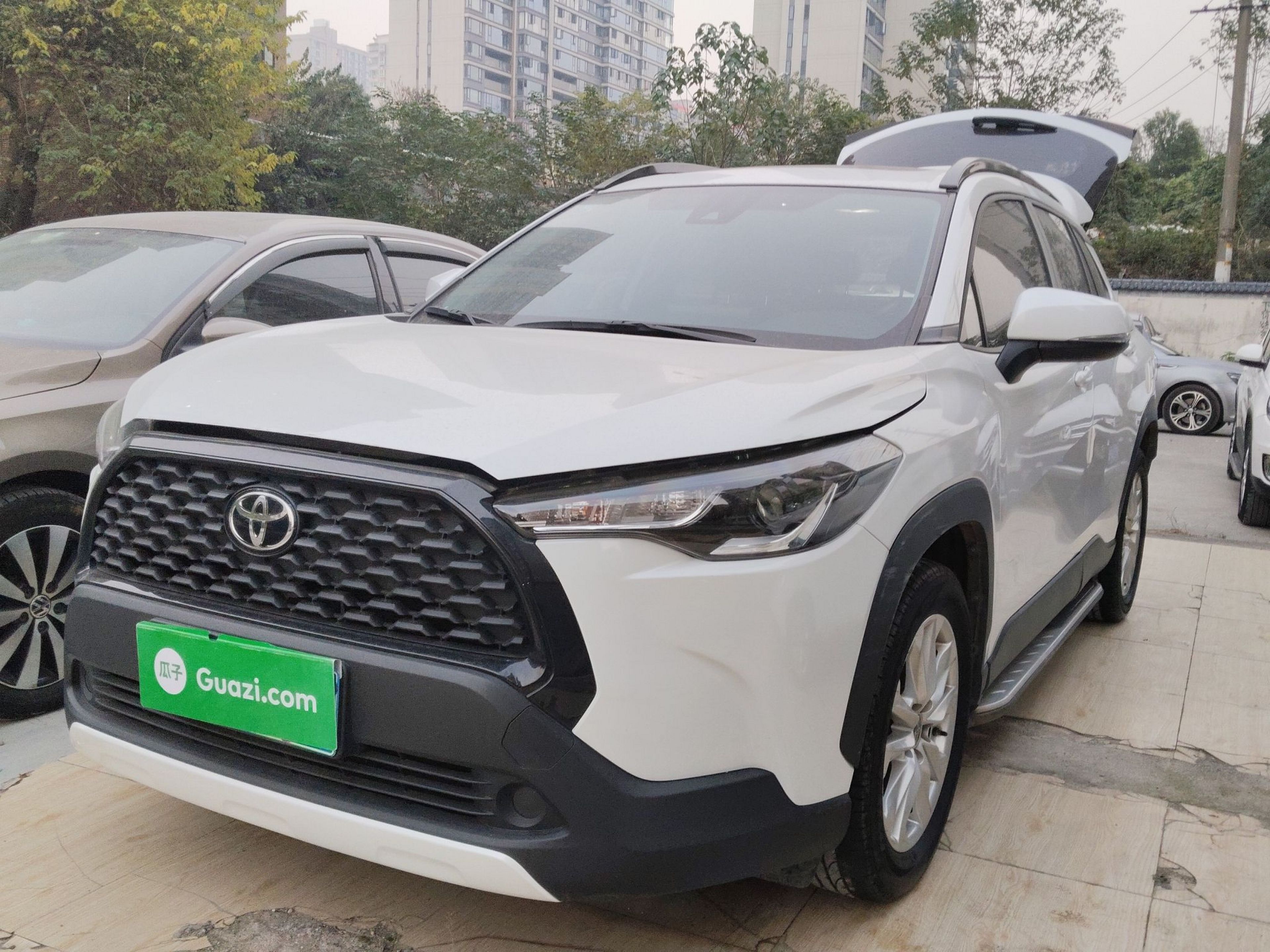 Под передней частью автомобиля