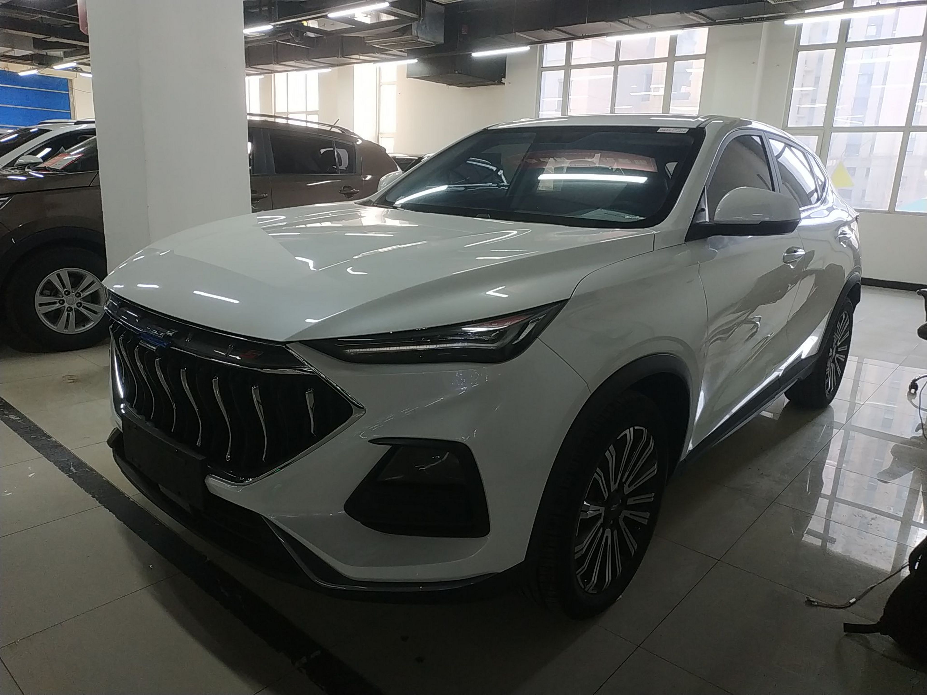 Под передней частью автомобиля