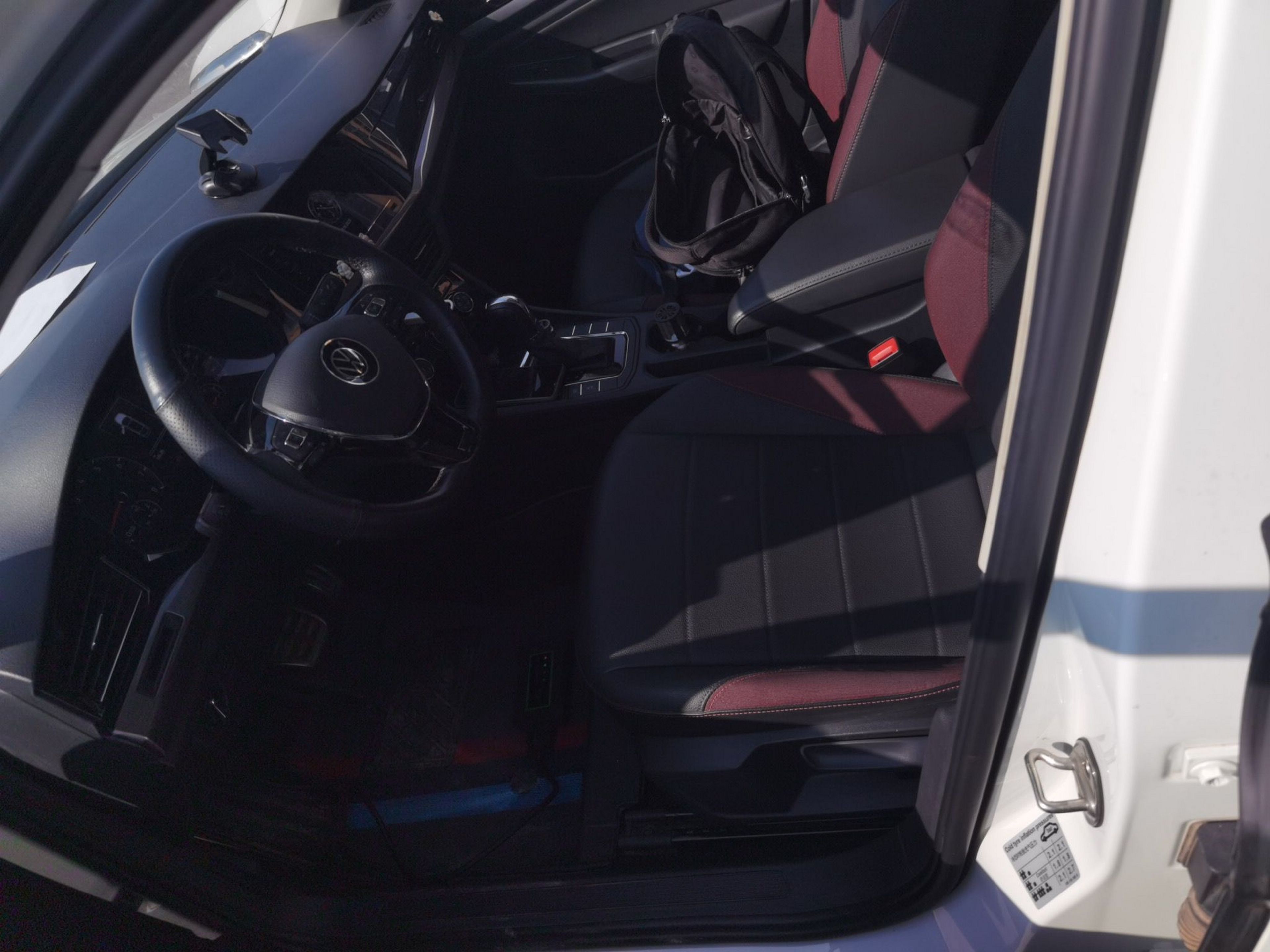 المقاعد الأمامية داخل السيارة