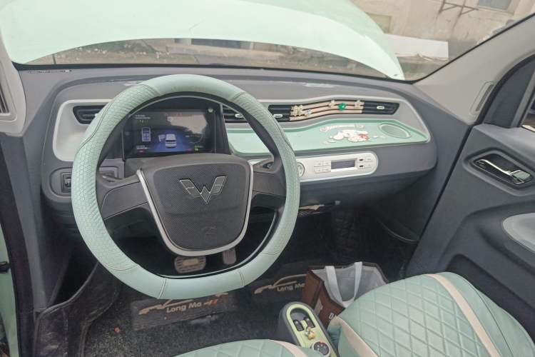 Used Wuling Hongguang MINIEV 2021 Macaron Sandwich Model 120 km Lithium NMC
