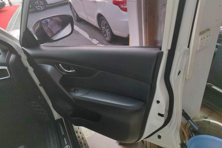 Used Nissan X-Trail 2015 2.0L CVT Comfort MAX Edition 2WD
