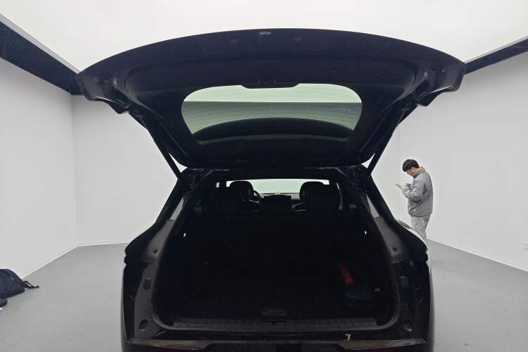 Used Zeekr 7X 2025 100 kWh Long-Range Rear-Wheel Drive with Intelligent Driving Features
