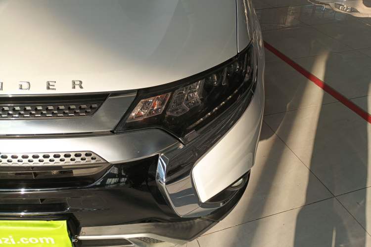 Used Mitsubishi Outlander 2019 2.4L 4x4 Zhi Xiang Edition 5 Seats China VI Standard