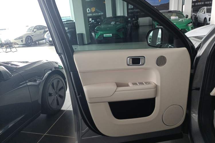 Used Li Auto L8 2023 Pro Model
