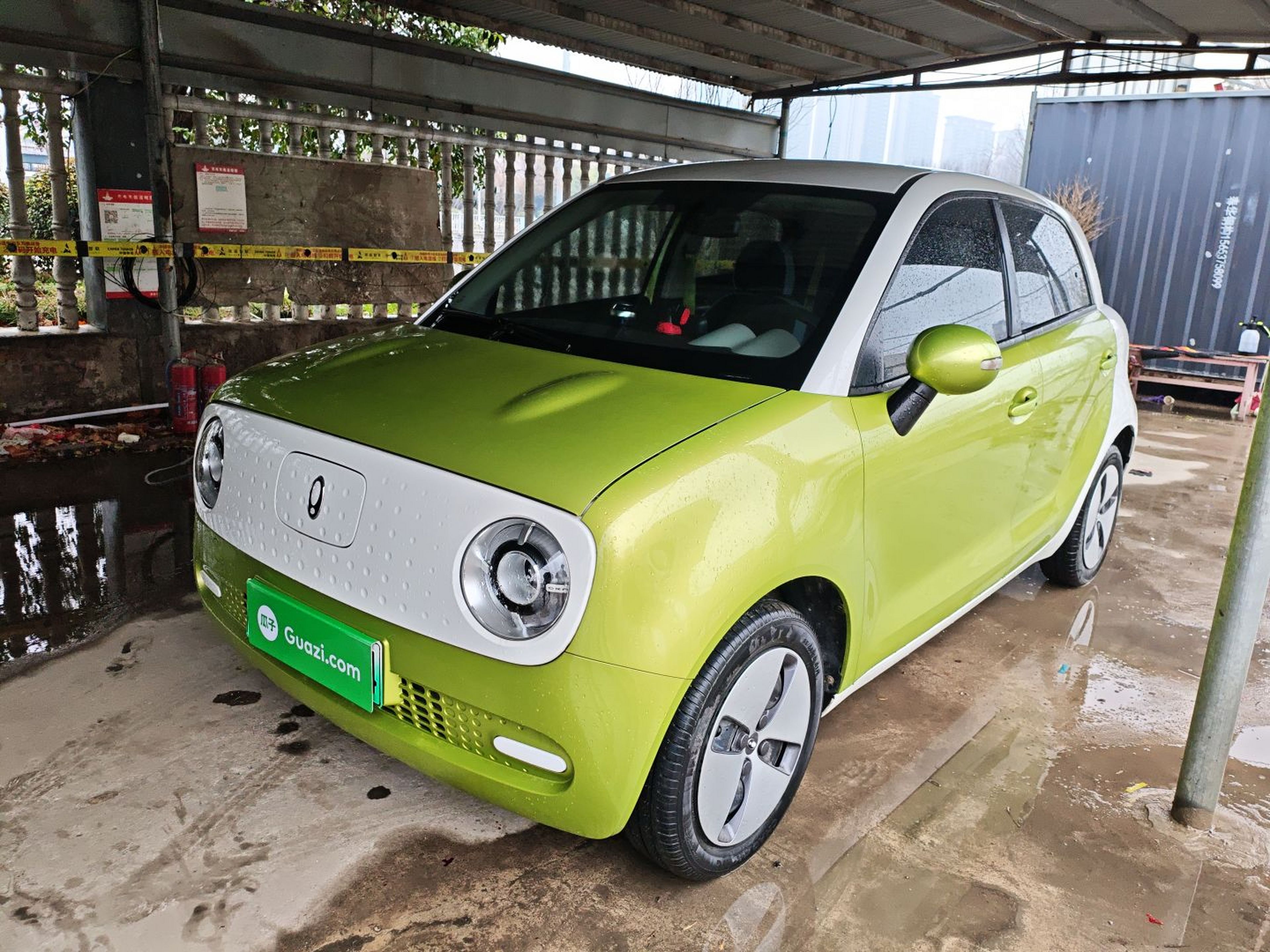 تحت مقدمة السيارة