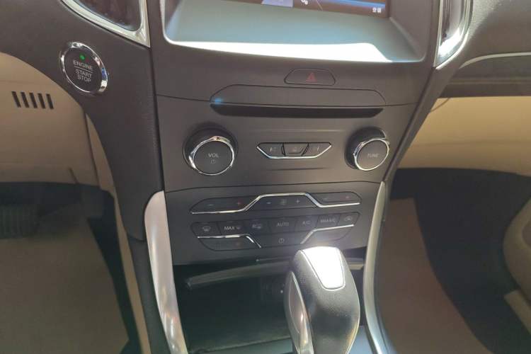 Used Ford Edge 2015 2.0T GTDi Two-Wheel-Drive High-Line Version
