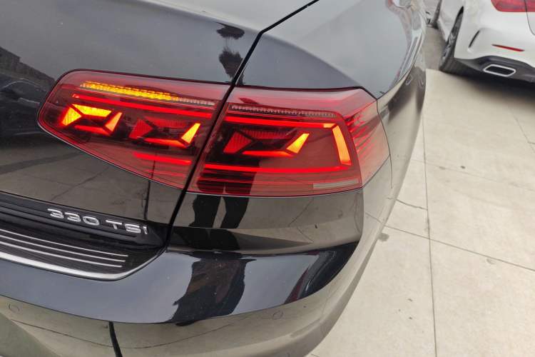 Used Volkswagen Magotan 2023 2 Million Units Limited Edition 330TSI DSG Leading Version
