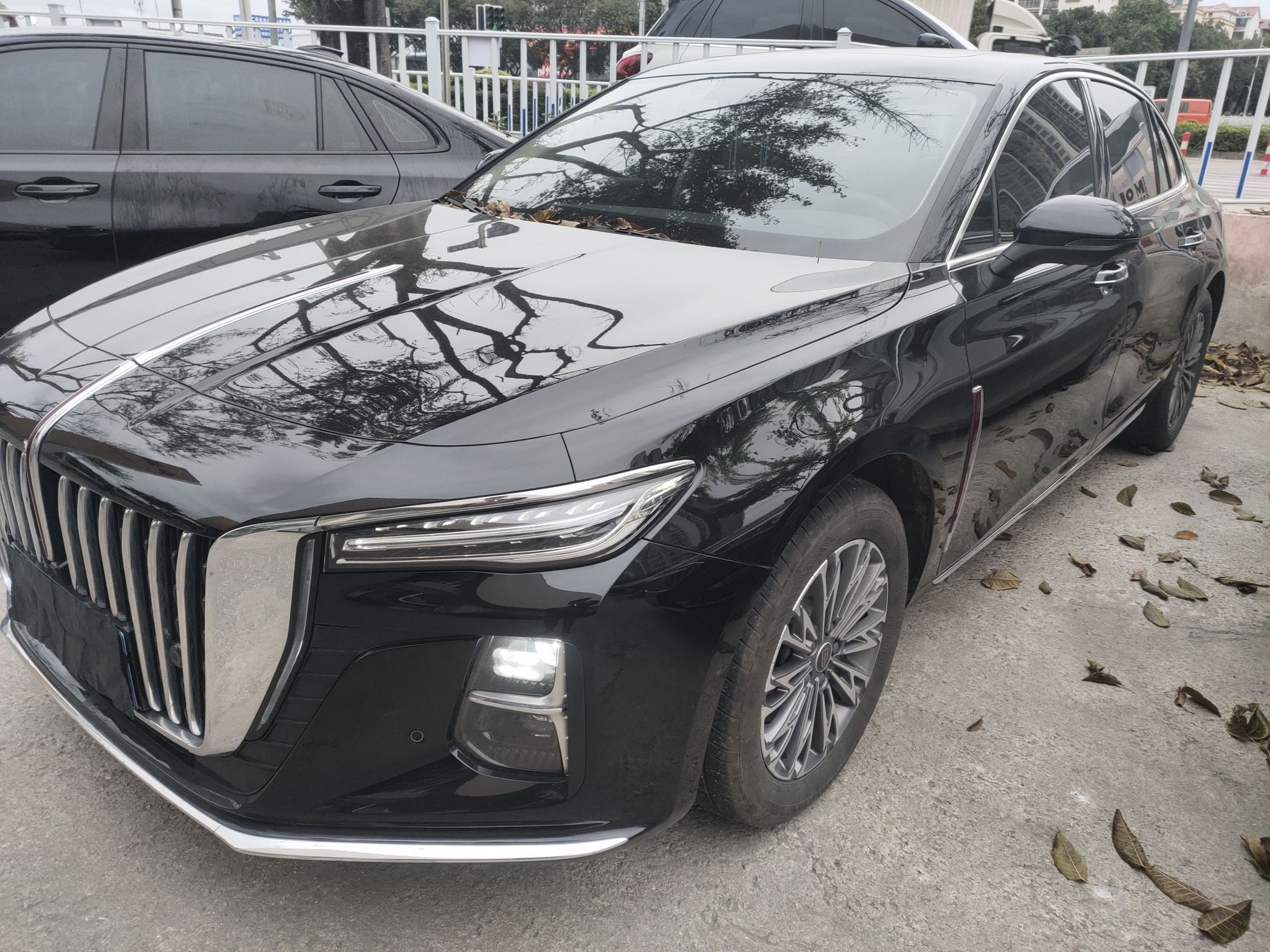 Под передней частью автомобиля