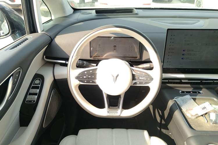 Used VOYAH Dream 2025 PHEV Four-Wheel-Drive Flagship Kunpeng Edition
