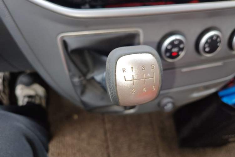 Used SAIC MAXUS Xintu V80 2019 2.5T Classic Edition 6-Speed Manual – Aoyuntong Short Wheelbase Mid-Height Design 5/6 Seats
