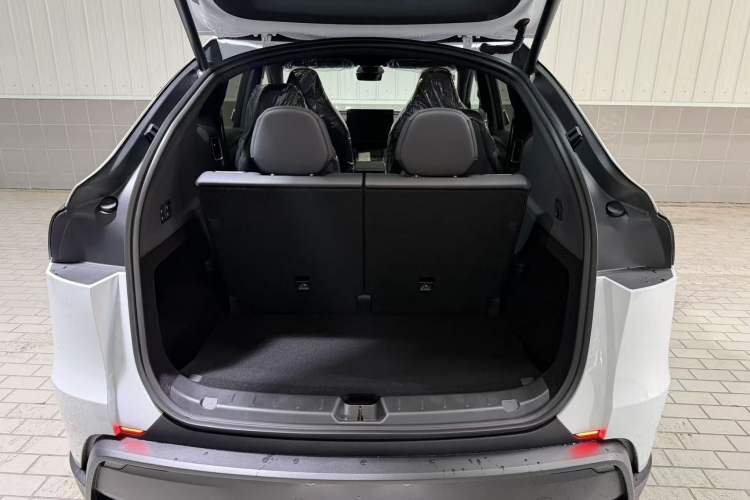 Used Tesla Model Y L 2025 Long-Range All-Wheel-Drive Version
