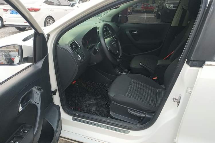 Used Volkswagen Polo 2016 1.6L Automatic Comfort Model
