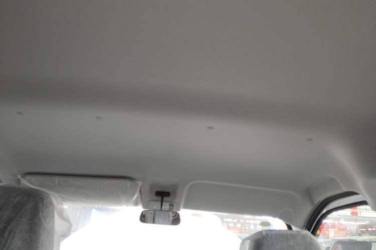 Used Wuling Yangguang 2024 300KM Comfort Version Passenger Van 75kW