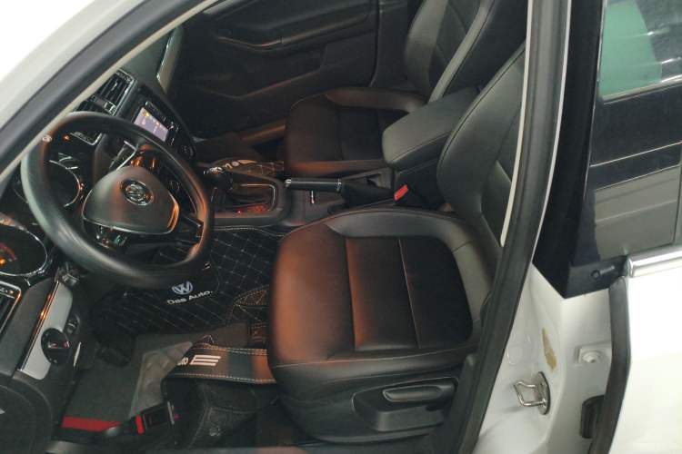 Used Volkswagen Sagitar 2015 1.6L Automatic Comfort Model
