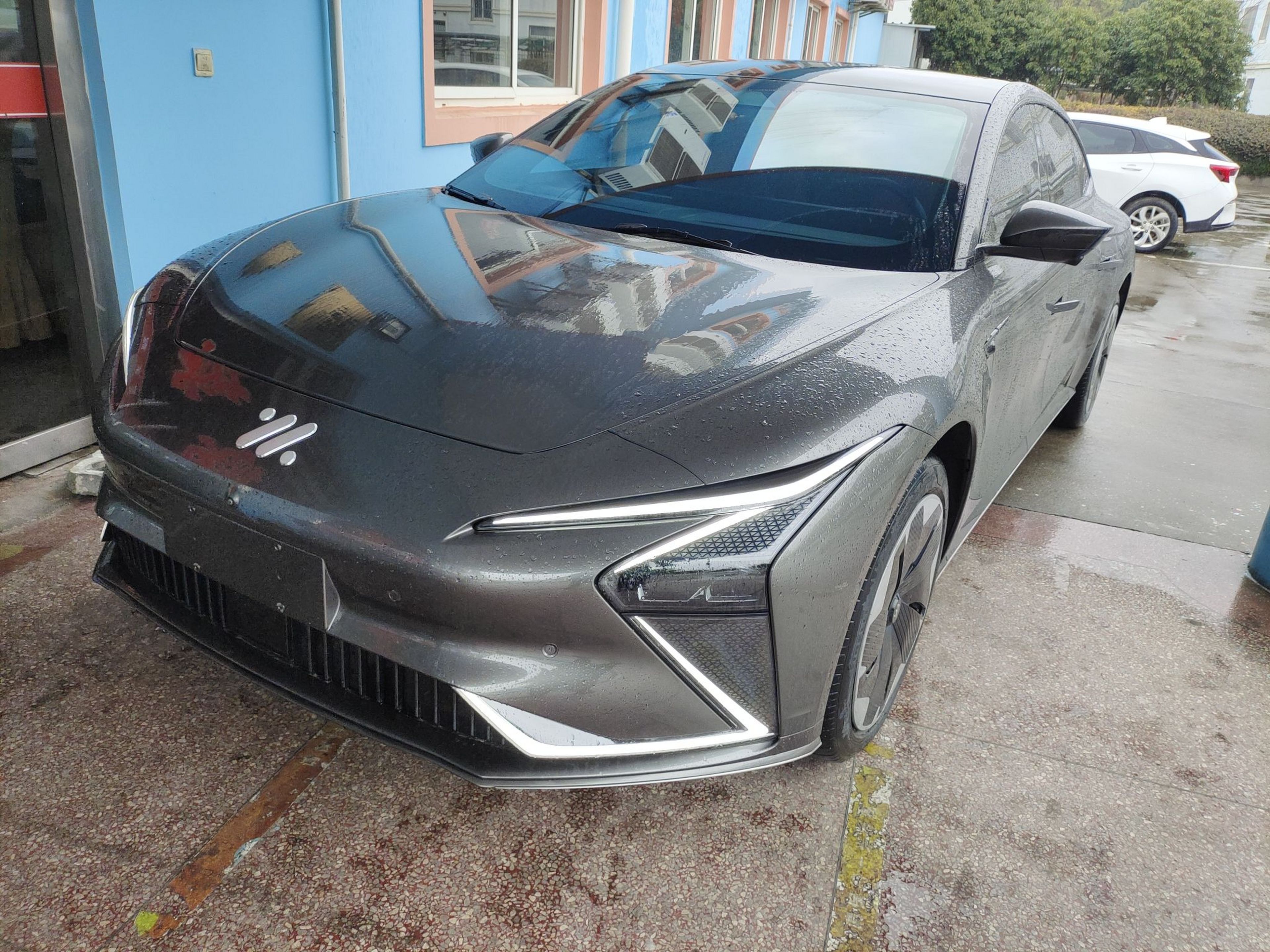 Под передней частью автомобиля