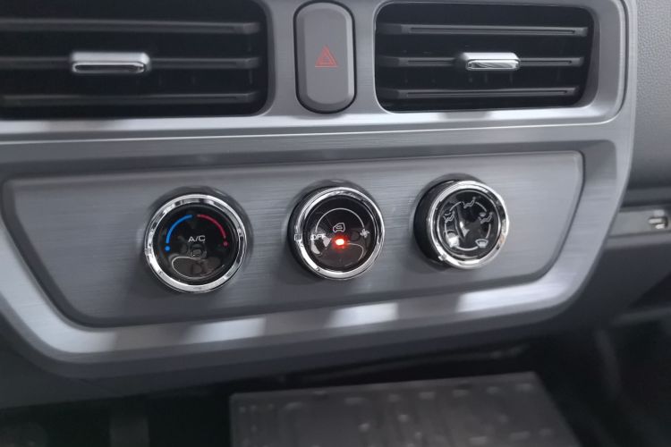 Used Wuling Yangguang 2024 300KM Comfort Version Passenger Van 75kW