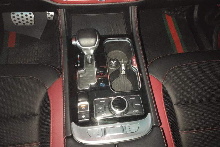 Used  BJ40 2019 2.0T Automatic Four-Wheel Drive Urban Hunter Edition Flagship Model China V Emission Standard