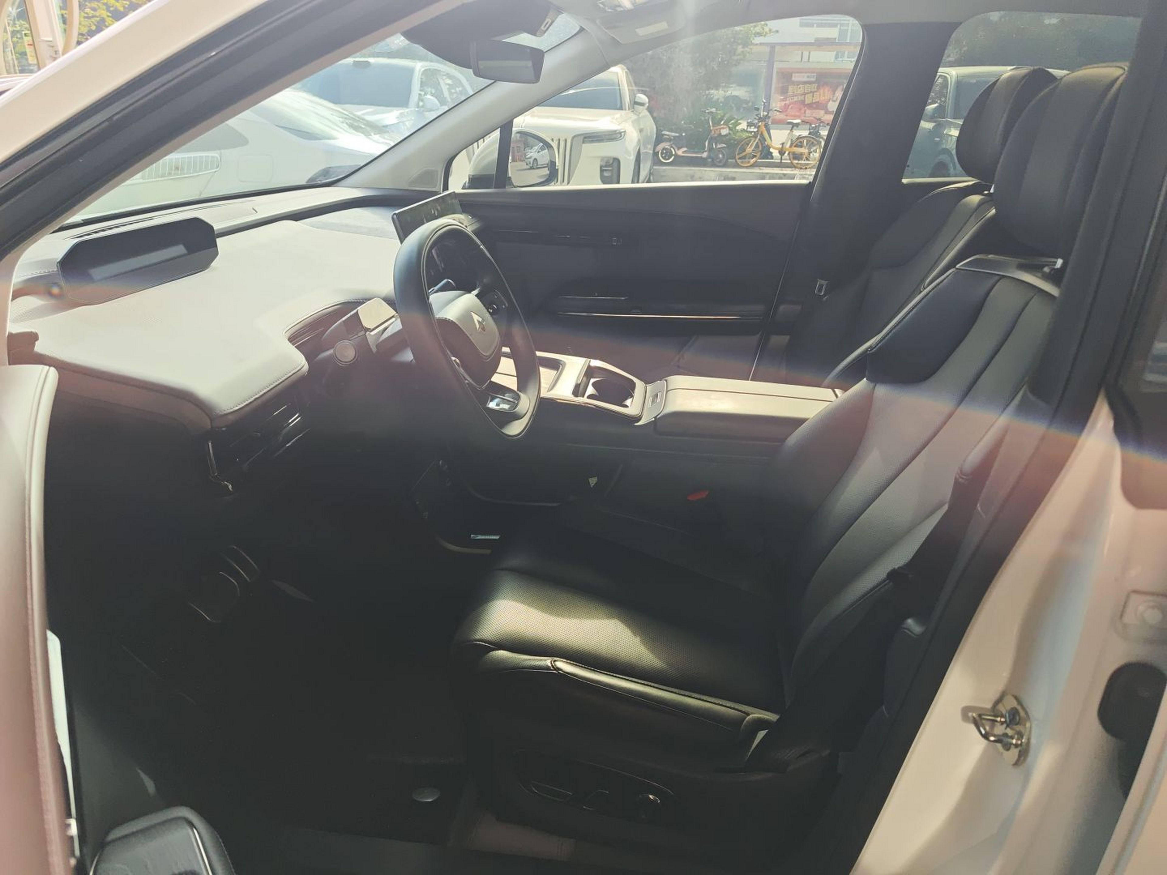 المقاعد الأمامية داخل السيارة