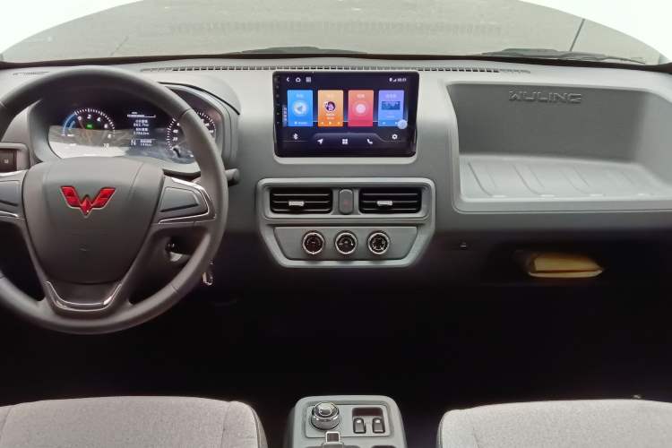 Used Wuling Yangguang 2024 300km Comfort-Grade Passenger Van 60kW
