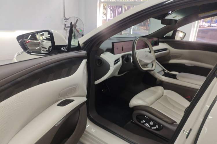 Used  LS7 2023 100kWh Lux Rear-Drive Version