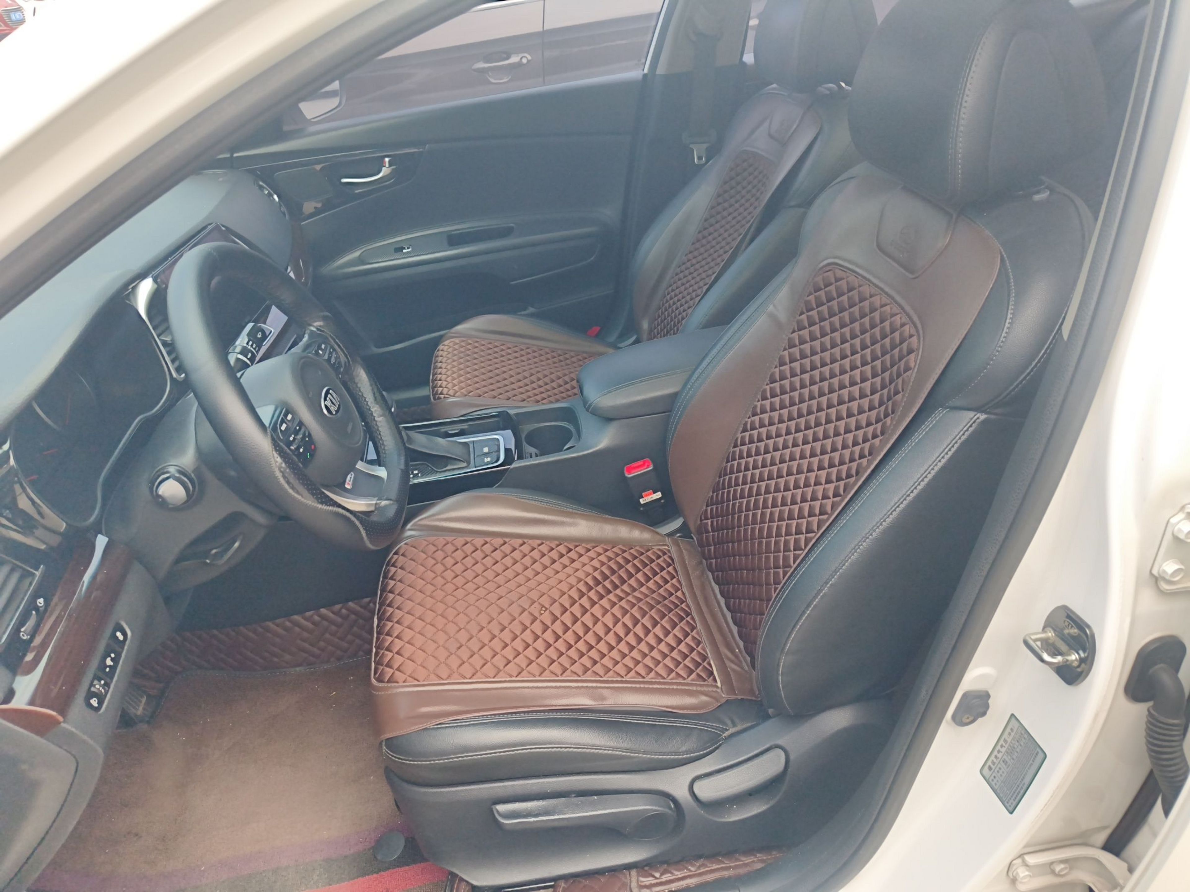 Переднее сиденье в автомобиле