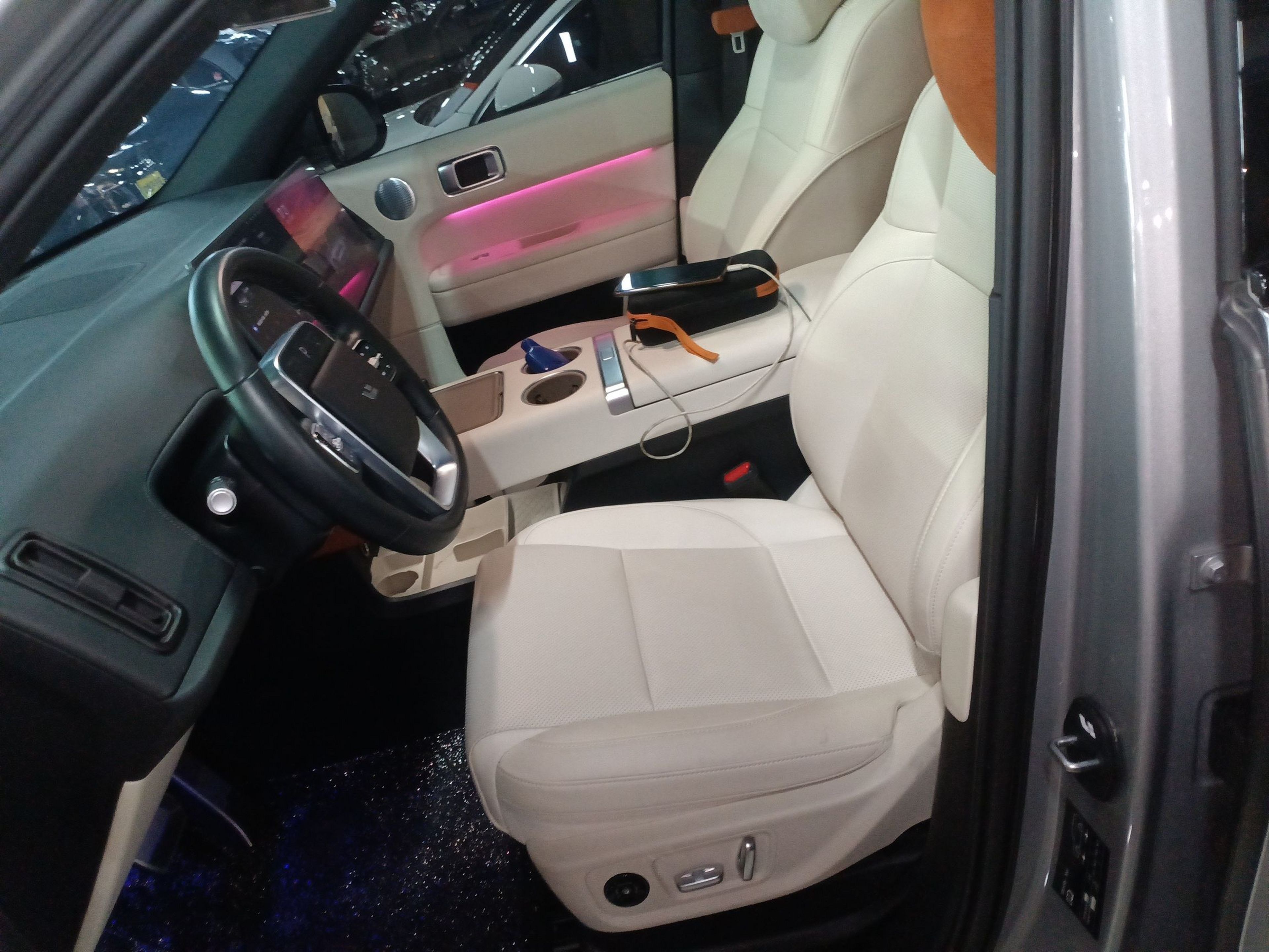 المقاعد الأمامية داخل السيارة