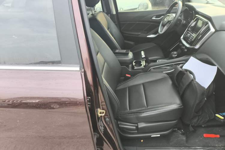 Used JMC Yusheng S350 2016 2.0T Automatic 4x4 Gasoline Luxury Version with Sunroof 7 Seats
