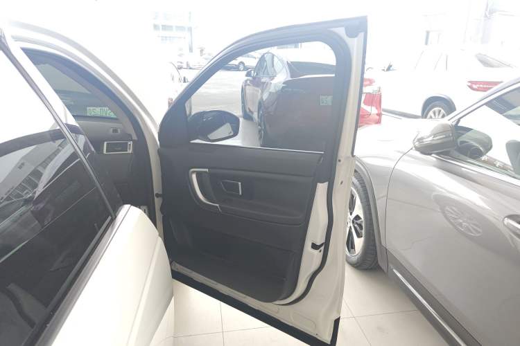 Used Land Rover Discovery Sport 2019 240 PS SE Version China VI Standard
