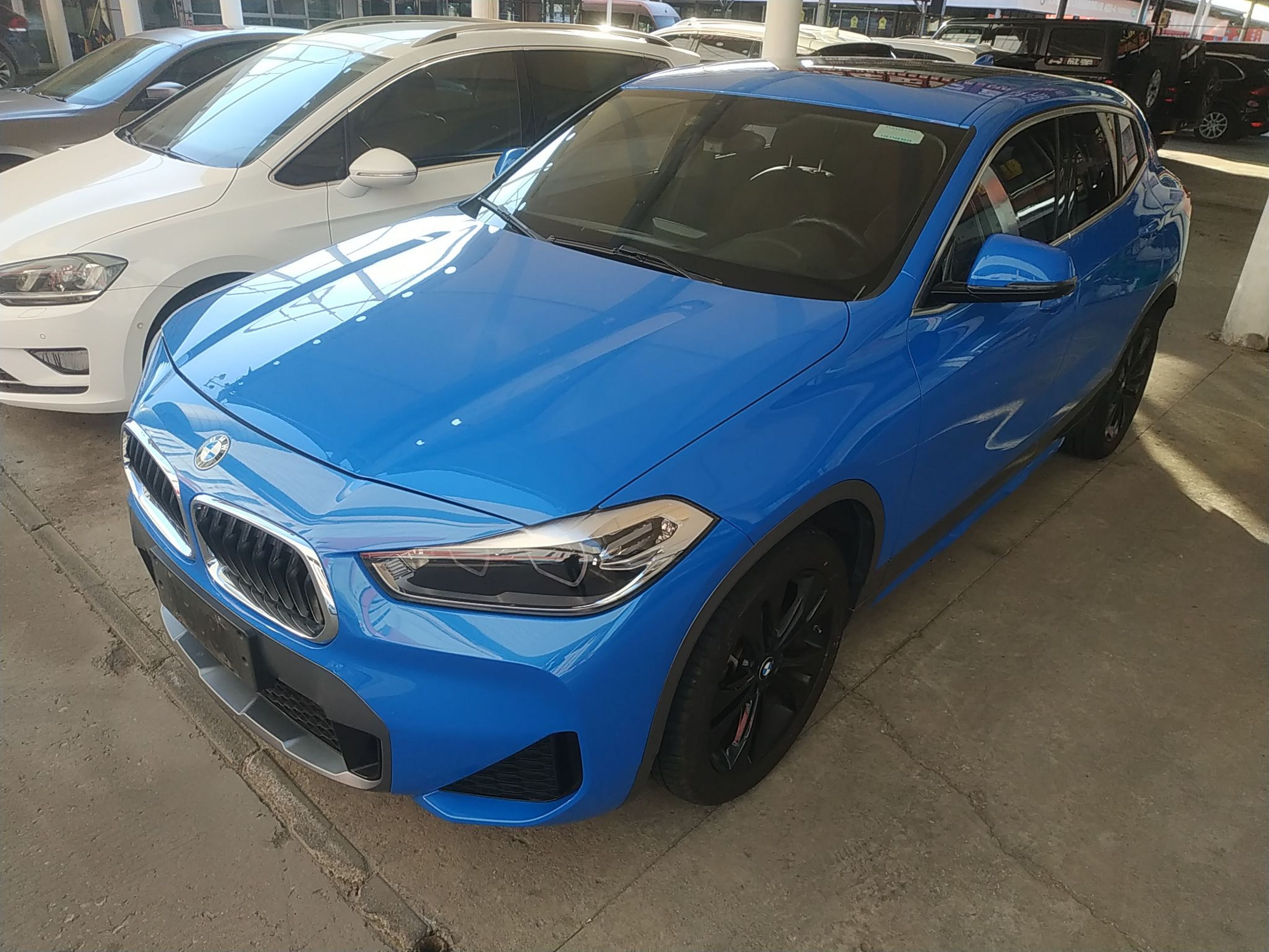 Под передней частью автомобиля