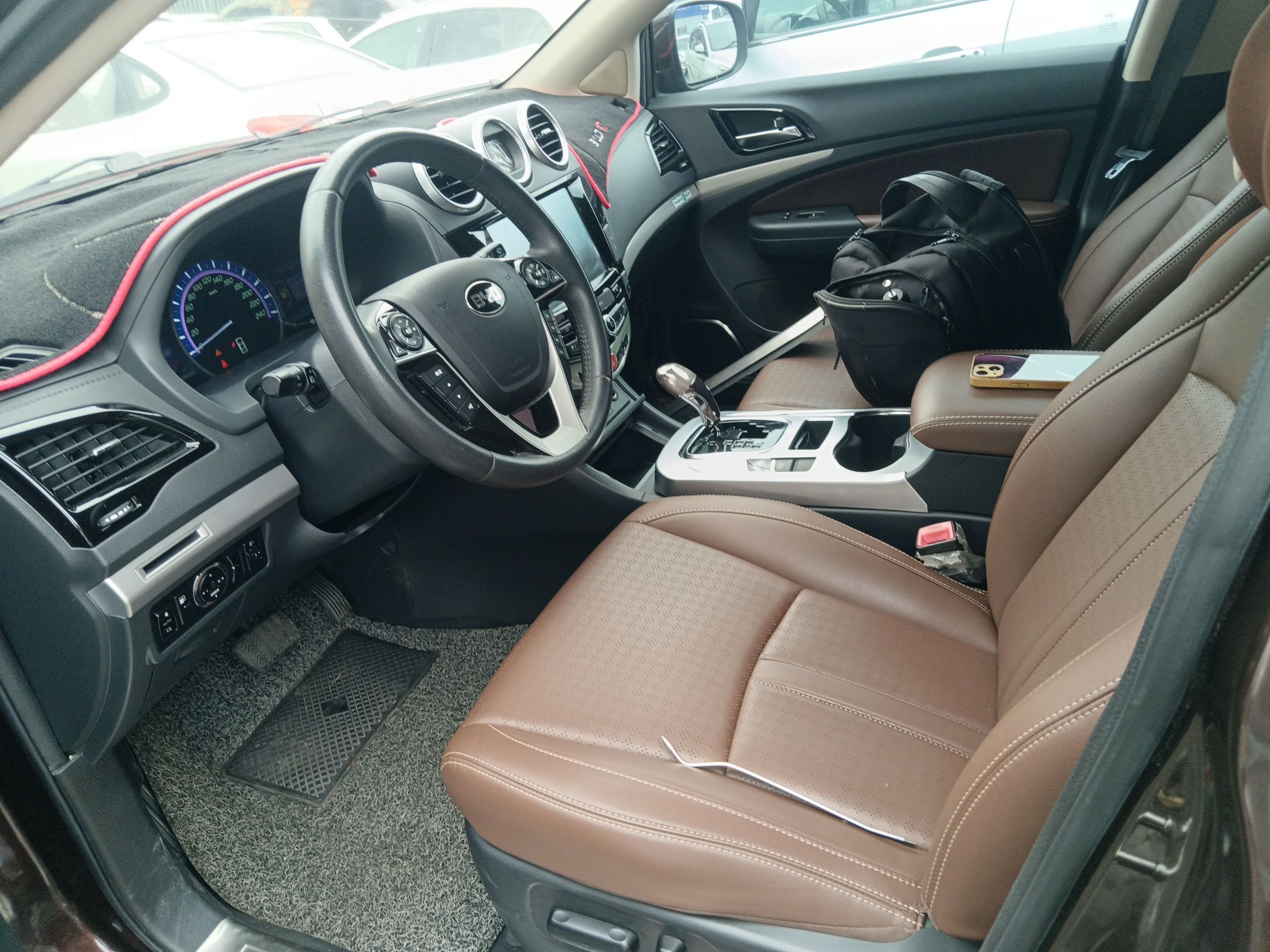 المقاعد الأمامية داخل السيارة