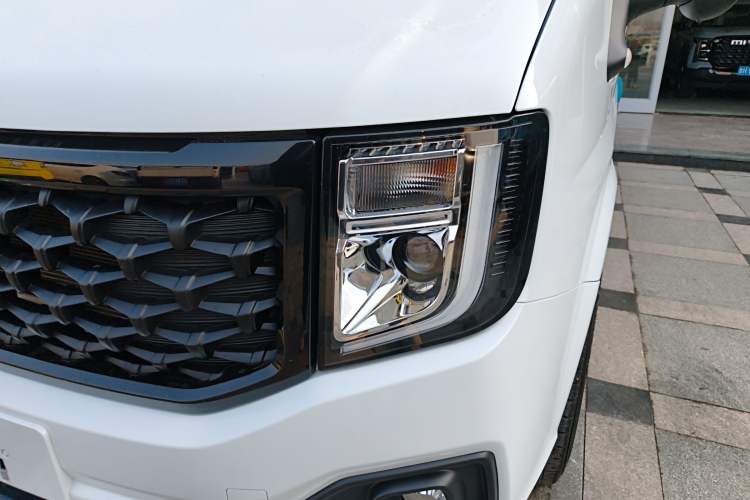 Used JMC Fushun 2025 2.0T 8AT Diesel Short-Wheelbase Mid-Top Commercial Multi-Purpose Passenger Vehicle with 5/6 Seats
