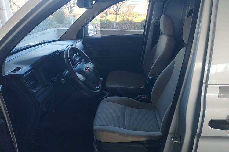 Used Wuling Hongguang V 2022 1.5L Jingqu Edition Enclosed-Window Vehicle with Hydraulic Power Steering LAR
