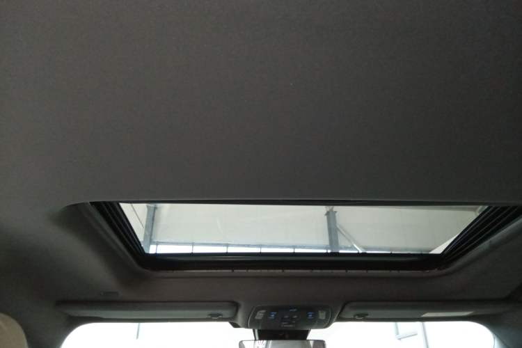 Used Toyota Granvia 2022 2.5L Hybrid Premium Edition