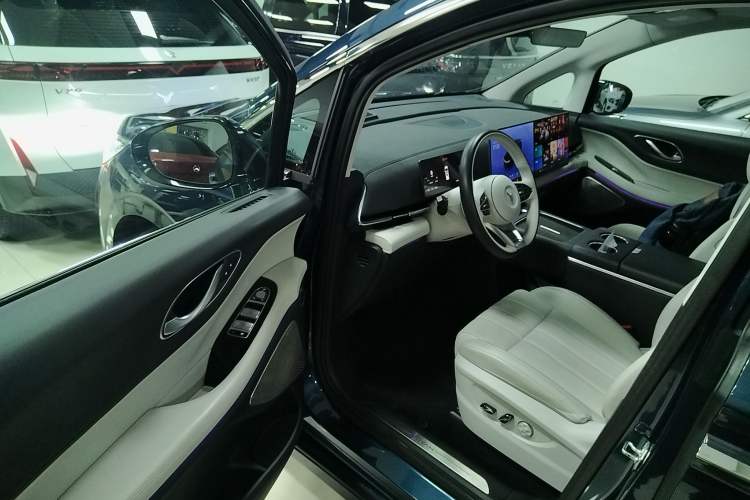 Used VOYAH Dream 2025 PHEV Four-Wheel-Drive Flagship Kunpeng Edition
