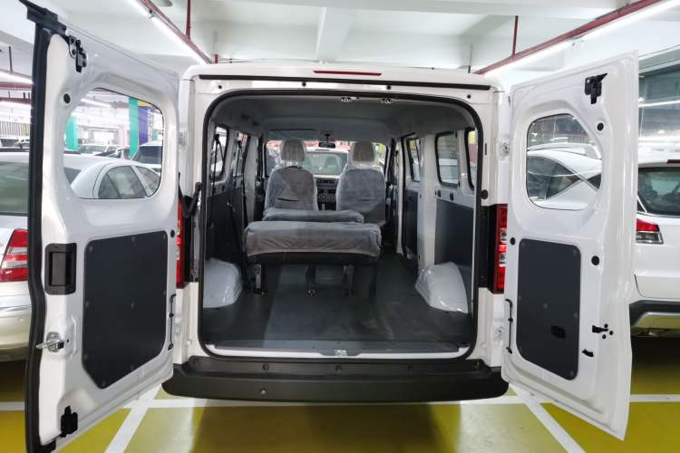 Used Wuling Yangguang 2024 300KM Comfort Version Passenger Van 75kW
