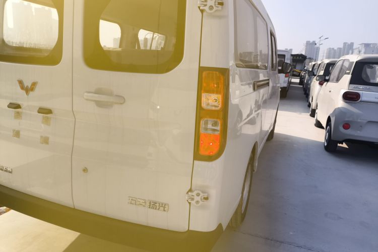 Used Wuling Yangguang 2024 300KM Comfort Version Passenger Van 75kW
