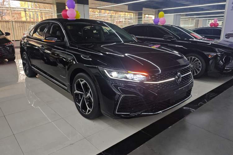 Used Volkswagen Passat 2025 Outstanding Model 380TSI Starry Dragon Glorious Edition
