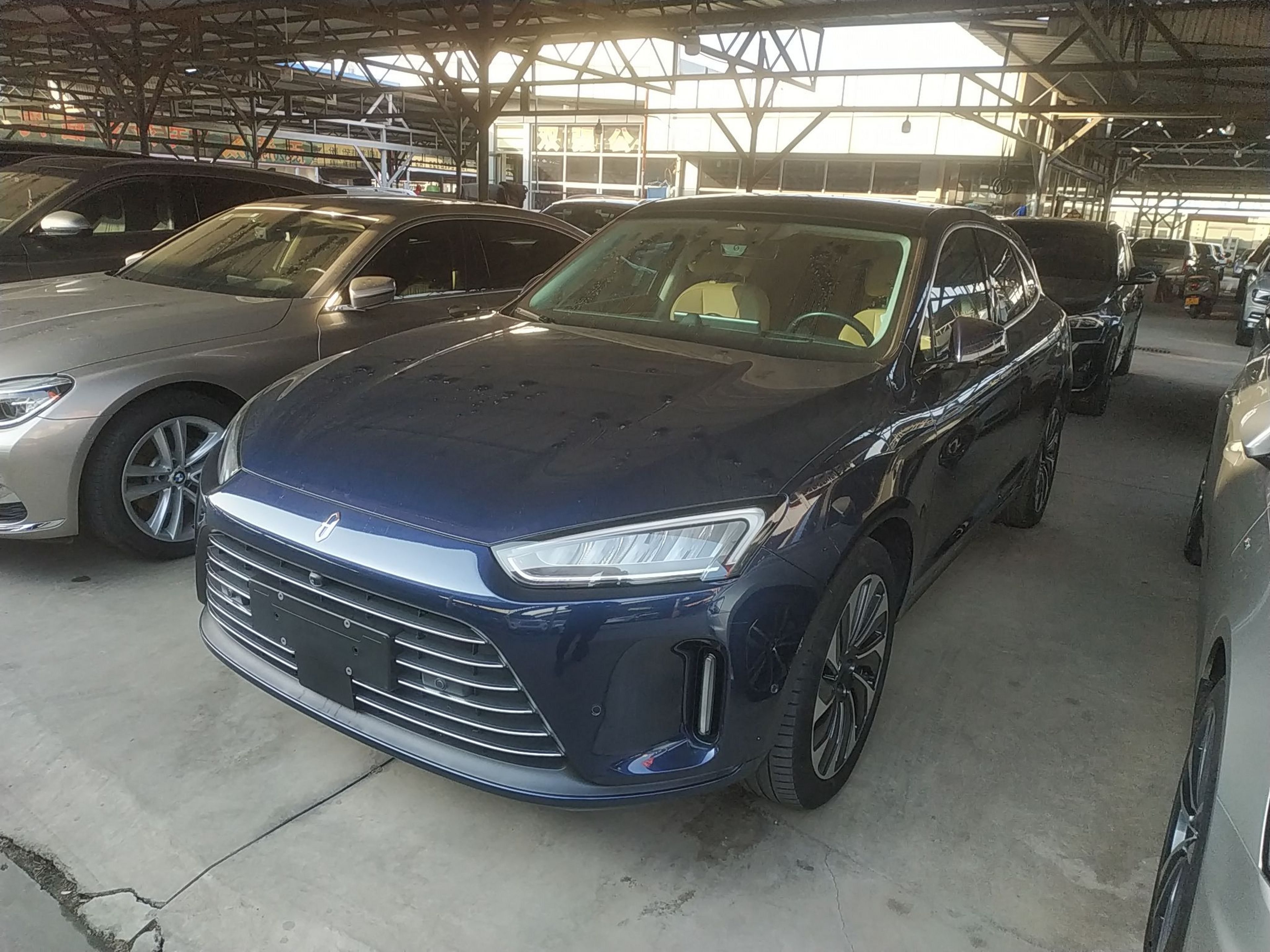 تحت مقدمة السيارة