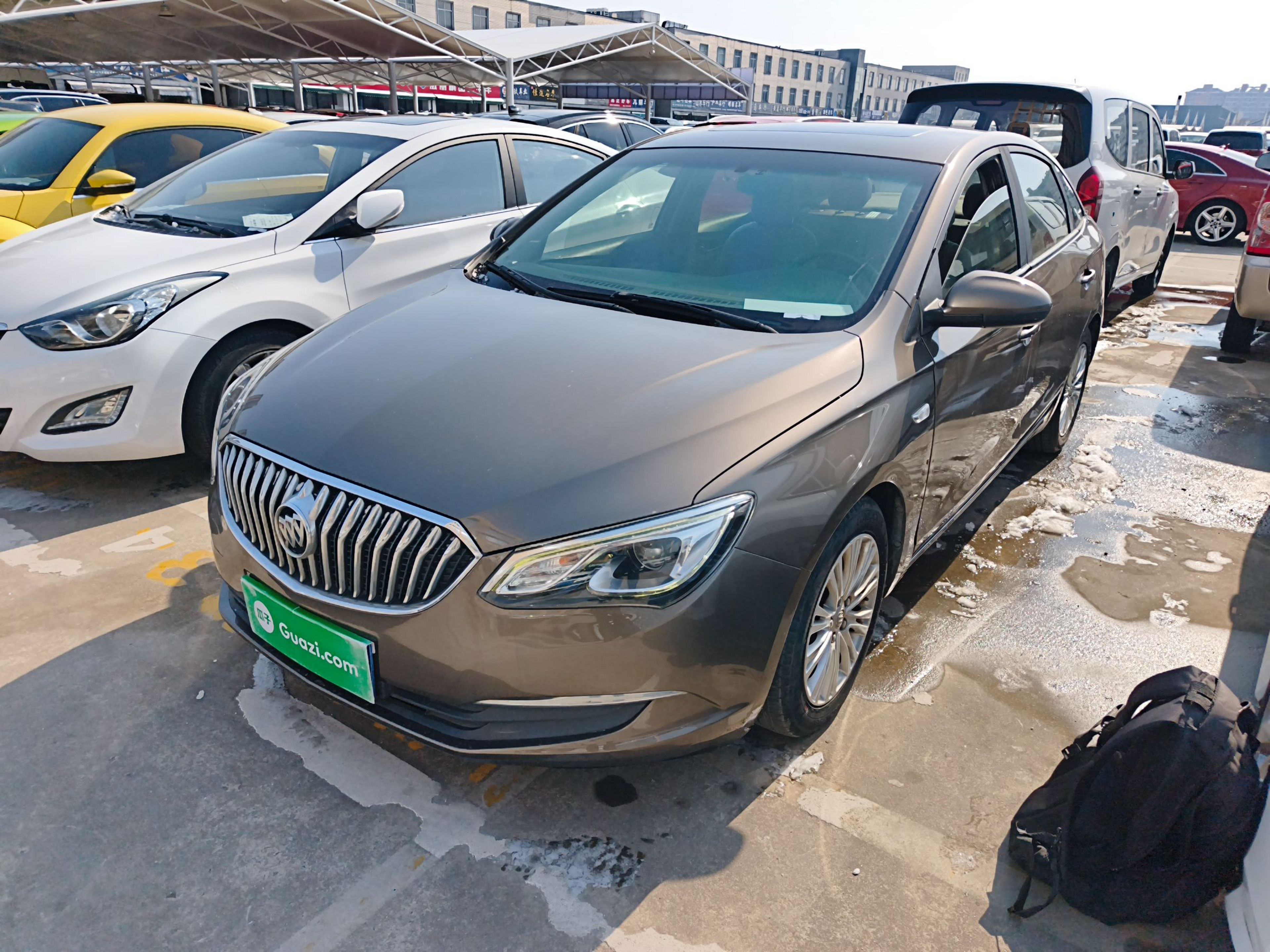 تحت مقدمة السيارة