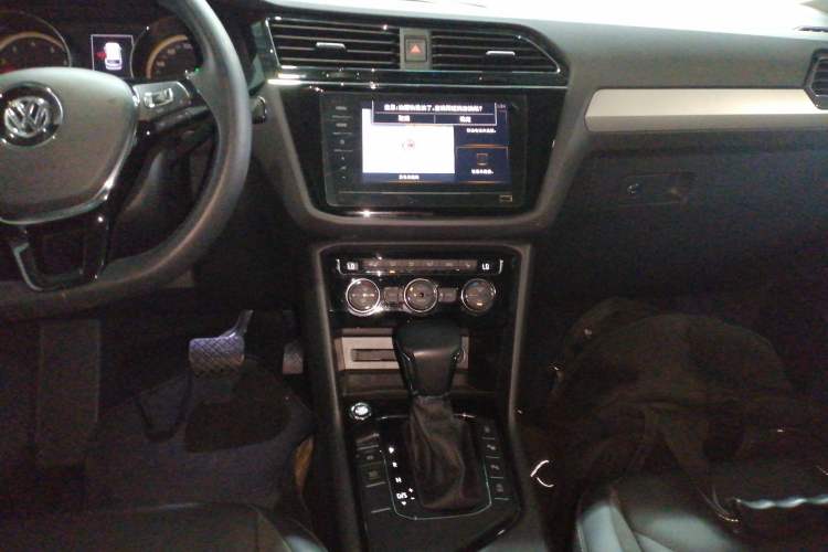 Used Volkswagen Tiguan L 2019 Revised 330TSI Automatic Two-Wheel Drive Smart & Luxury Edition China VI Standard
