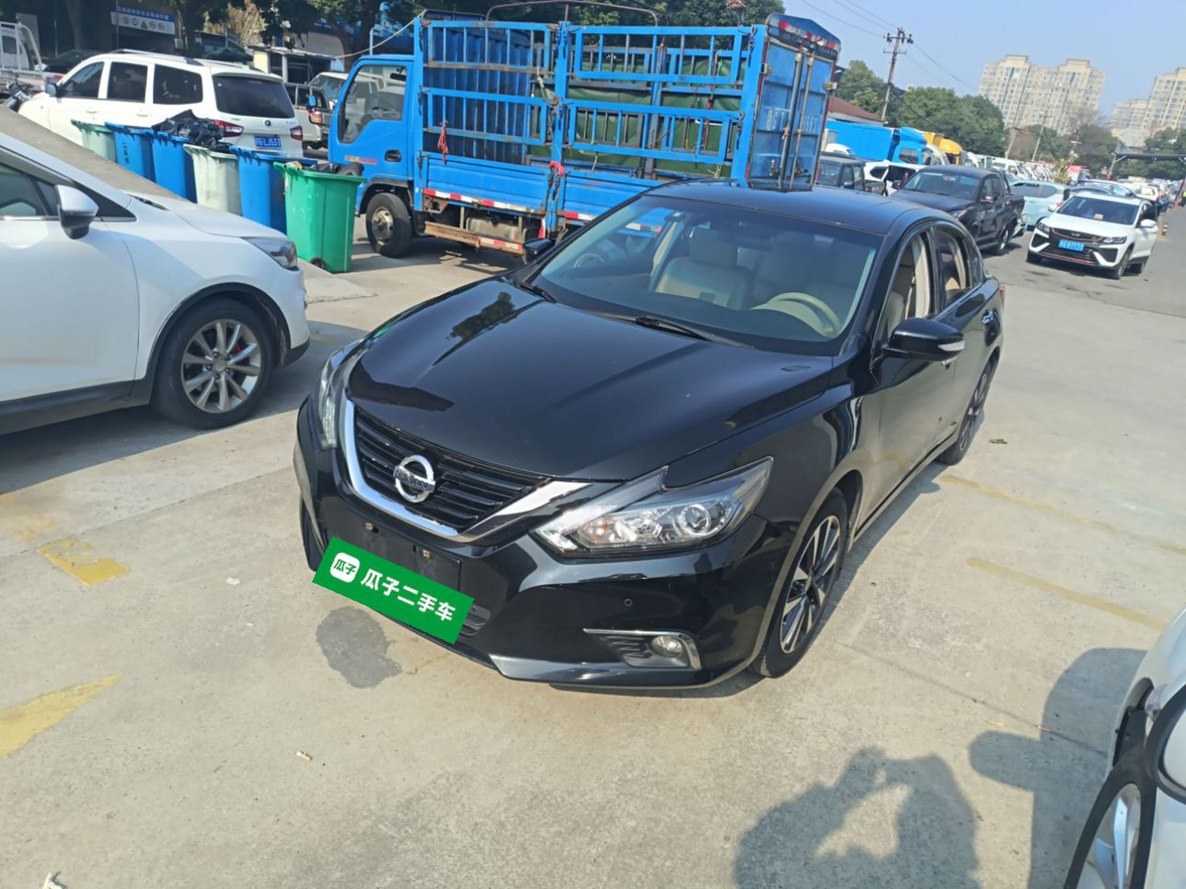 تحت مقدمة السيارة